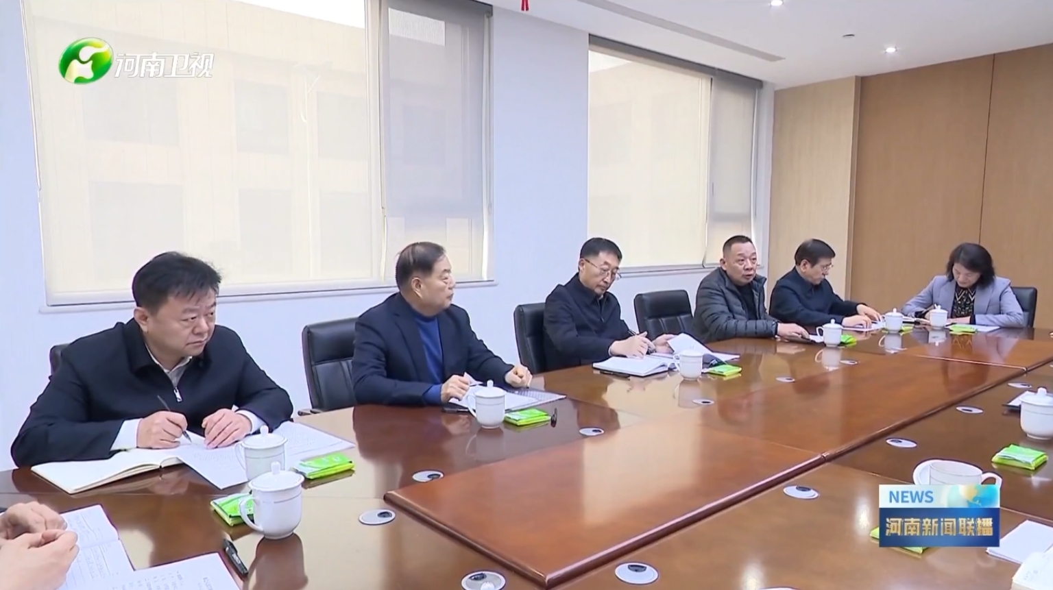 河南卫视新闻联播报道AYX(中国)一站式服务平台集团党委书记、创始人楚金甫参加省委书记刘宁在许昌召开的民营企业座谈会